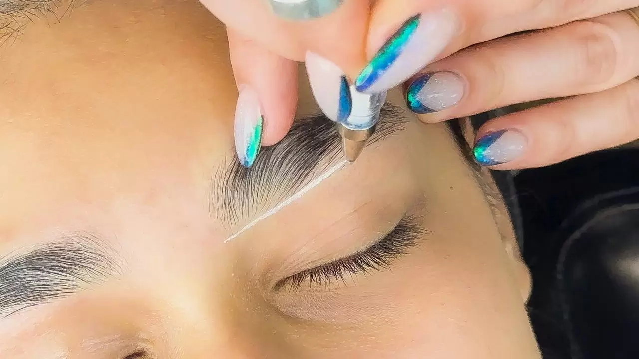 PERFILADO DE CEJAS - LAMINADO & MAQUILLAJE SEMIPERMANENTE: DISEÑO NATURAL